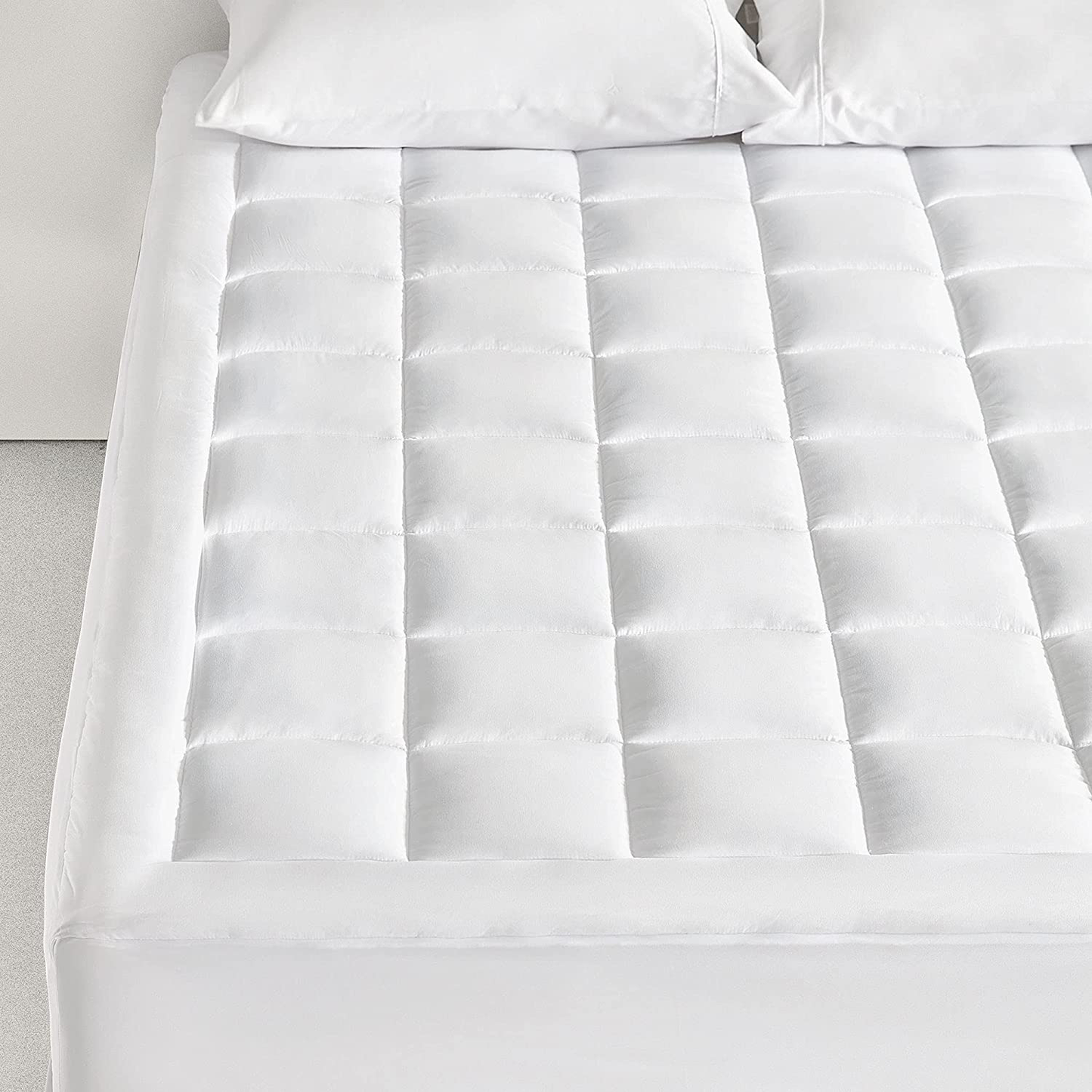 SONIVE Quilted Mattress Pad Soft Fluffy Pillow Top Mattress Cover Down Alternative Fill Topper Streches up to 21 Inches Deep Pocket (White, Queen)