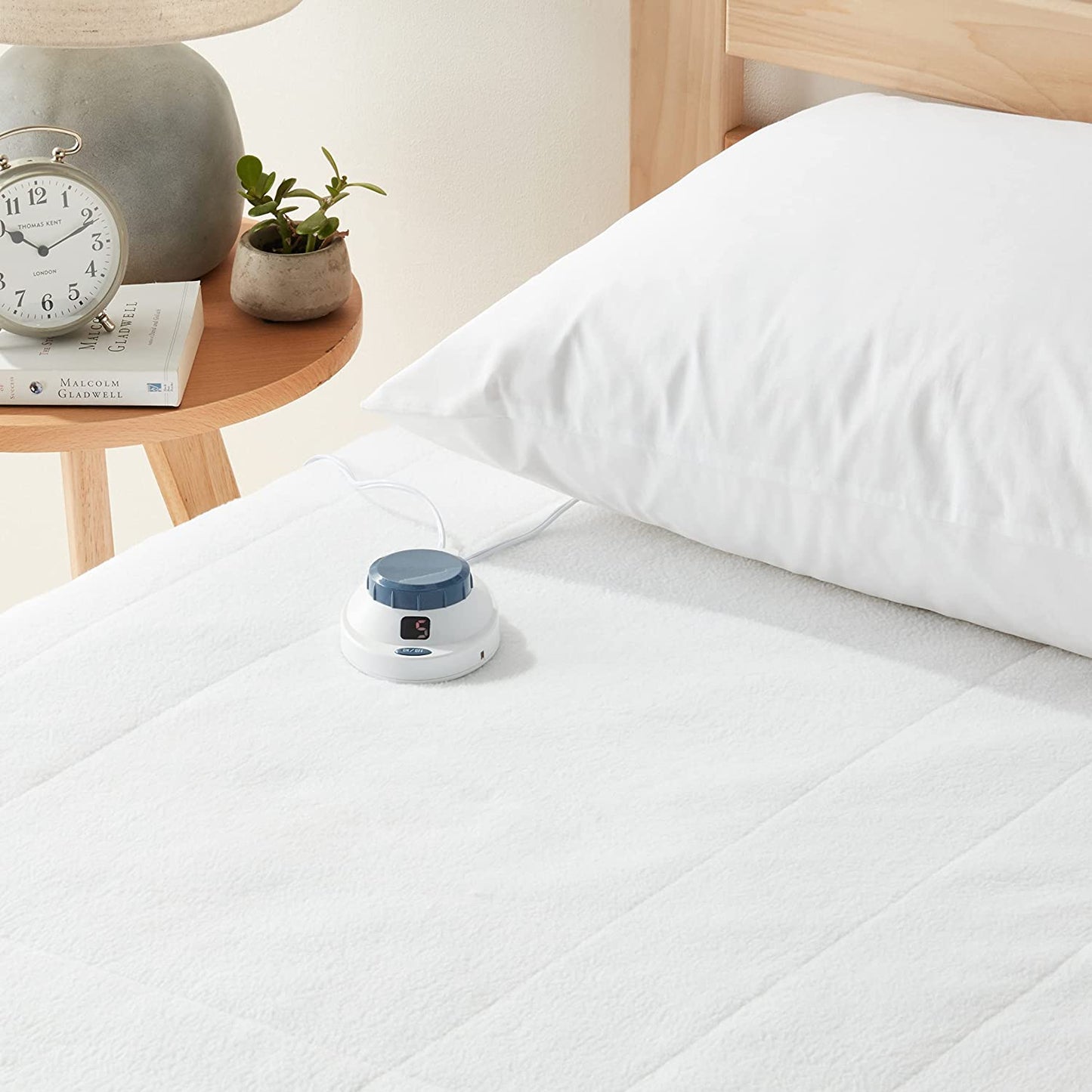 Eddie Bauer | Signature Fleece Quilted Plaid Electric Heated Mattress Pad with Safe & Warm Low-Voltage Technology, Twin, White