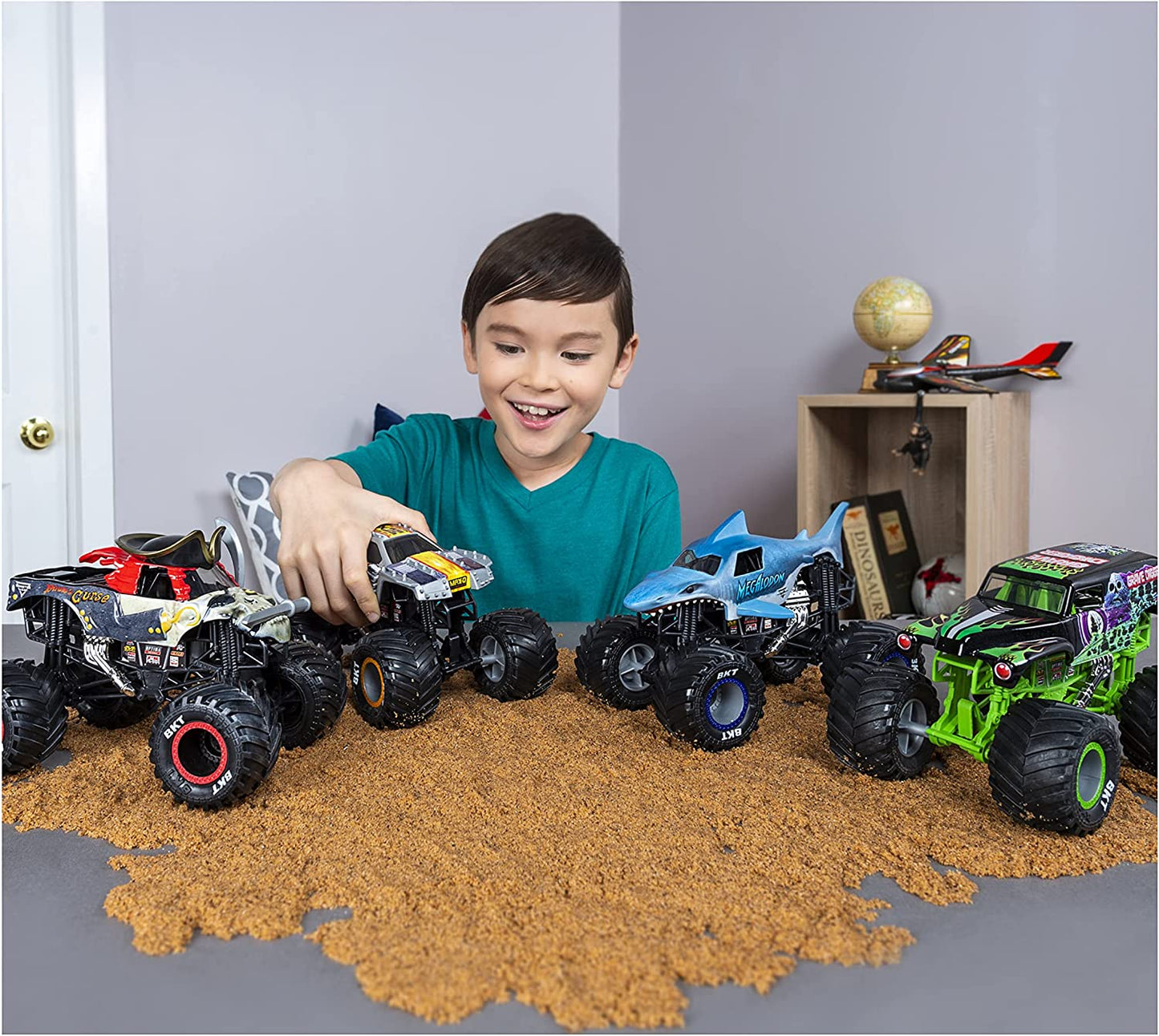 Monster Jam, Official Calavera Monster Truck, Collector Die-Cast Vehicle, 1:24 Scale, Kids Toys for Boys Ages 3 and Up